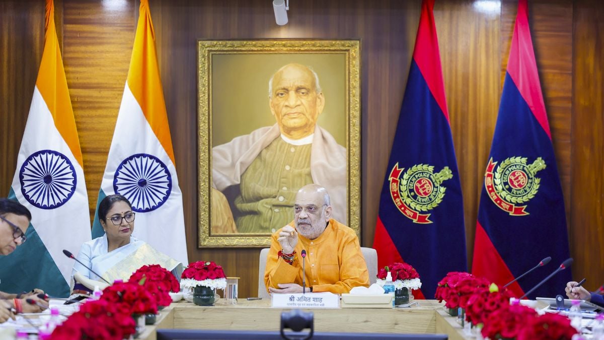 अमित शाह और रेखा गुप्ता दिल्ली पुलिस मुख्यालय में सुरक्षा समीक्षा बैठक में
