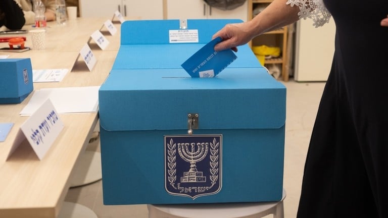 इज़राइल चुनाव किसी गुट को बहुमत नहीं, नेतन्याहू का गुट पीछे