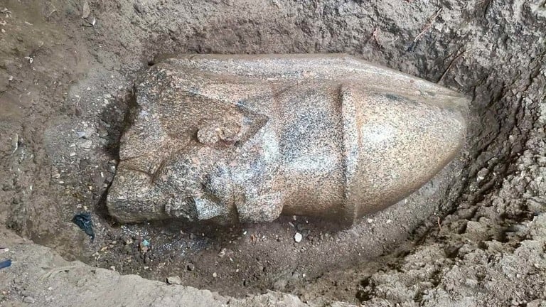 मिस्र के नील डेल्टा में रामसेस द्वितीय की मूर्तियों के अवशेष