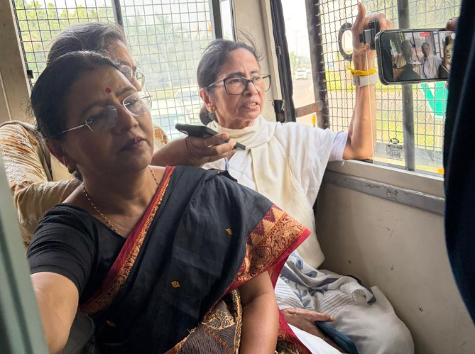 ममता बनर्जी दिल्ली में हिरासत में ली गईं